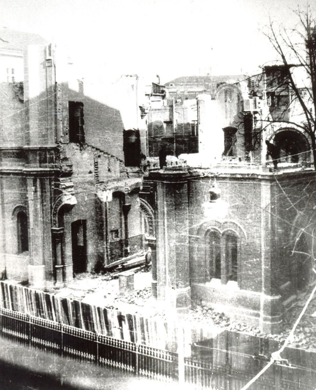 Sinagoga 1941. godine. Razgradnja sinagoge je trajala od listopada 1941. do travnja 1942. godine A